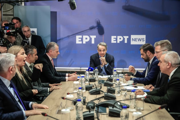 Ο Πρωθυπουργός Κυριάκος Μητσοτάκης επισκέφτηκε το απόγευμα το ραδιομέγαρο της ΕΡΤ, όπου ενημερώθηκε για τη νέα υπηρεσία αυτόματου υποτιτλισμού δελτίων ειδήσεων σε πραγματικό χρόνο, ώστε να έχουν τη δυνατότητα να τα παρακολουθούν απρόσκοπτα κωφοί και βαρήκοοι τηλεθεατές. Η νέα υπηρεσία «Προσβασιμότητα σε Όλους» θα καλύπτει τα ωριαία δελτία ειδήσεων που προβάλλονται από τη συχνότητα ΕΡΤ News στις 12:00, στις 18:00 και στις 21:00. Η υπηρεσία ενεργοποιείται πολύ εύκολα, επιλέγοντας με το τηλεχειριστήριο τη ρύθμιση υποτίτλων. Για όσους παρακολουθούν μέσω της πλατφόρμας Ertflix, θα παρέχεται επίσης διερμηνεία στη νοηματική γλώσσα και δυνατότητα επιλογής υποτιτλισμού στα αγγλικά. Ο υποτιτλισμός σε πραγματικό χρόνο, που θα γίνεται με τη βοήθεια τεχνητής νοημοσύνης, αίρει ένα εμπόδιο που αντιμετώπιζαν επί χρόνια οι πολίτες με προβλήματα ακοής και προστίθεται στα υφιστάμενα τακτικά δελτία στη νοηματική. Στο Ertflix έχουν επίσης υποτιτλιστεί σε ελληνικά και αγγλικά περισσότερες από 1.750 ώρες περιεχομένου, που διατίθεται on-demand. Η νέα πρωτοβουλία εντάσσεται στο πλαίσιο της Εθνικής Στρατηγικής για τα Δικαιώματα των Ατόμων με Αναπηρία 2024-2030 και διασφαλίζει την ισότιμη πρόσβαση σε υπηρεσίες ενημέρωσης, που συνιστά αναφαίρετο δικαίωμα όλων των πολιτών. *Κυρ. Μητσοτάκης: Βήμα-βήμα χτίζουμε την ΕΡΤ την οποία θέλουν οι Έλληνες πολίτες* Κατά την επίσκεψη ο Πρωθυπουργός δήλωσε: «Θα ήθελα και εγώ, κ. Πρόεδρε, κ. Διευθύνοντα Σύμβουλε, να εκφράσω τη μεγάλη μου ικανοποίηση γιατί, για ακόμα μία φορά, η ΕΡΤ πρωτοπορεί στην καινοτομία, αλλά και στην ισότητα και στη συμπερίληψη. Πράγματι, κ. Πρόεδρε, είχαμε συζητήσει το ζήτημα του αυτόματου υποτιτλισμού σε πραγματικό χρόνο για τα άτομα με προβλήματα ακοής πριν από ένα σχετικά σύντομο χρονικό διάστημα που μας είχατε θέσει αυτή την εκκρεμότητα, η οποία ακόμα υπήρχε για την υλοποίηση της στρατηγικής μας. Και χαιρόμαστε που σήμερα είμαστε πάλι στην ευχάριστη θέση να είμαστε μαζί μετά την ανακοίνωση του επιδόματος κώφωσης -για το οποίο αντιλαμβάνομαι ότι η πλατφόρμα ανοίγει αυτές τις ημέρες, που ήταν ένα πάγιο αίτημα των συμπολιτών μας με κώφωση ή με προβλήματα βαρηκοΐας-, να ερχόμαστε να ανταποκρινόμαστε και σε αυτό το αίτημά τους και να μπορούμε να προσφέρουμε αυτή την πολύ σημαντική υπηρεσία χρησιμοποιώντας το μεγάλο εργαλείο της τεχνητής νοημοσύνης. Αποδεικνύοντας για ακόμα μία φορά ότι η ΕΡΤ μπορεί και πρέπει να βρίσκεται στην πρωτοπορία και του ψηφιακού μετασχηματισμού αλλά και της αξιοποίησης όλων των σύγχρονων τεχνολογικών εργαλείων. Αυτόματος υποτιτλισμός, λοιπόν, στην ελληνική και δοκιμαστικά και στην αγγλική, στα δελτία ειδήσεων των 18:00, των 21:00 και των 12:00, μία πολύ σημαντική χειρονομία από πλευράς ΕΡΤ, η οποία έρχεται και καλύπτει ένα πάγιο αίτημα, επιτρέψτε μου, κ. Πρόεδρε, να πω όχι μόνο της κοινότητας των ατόμων οι οποίοι έχουν προβλήματα ακοής, γιατί θεωρώ ότι αυτή η υπηρεσία μπορεί να είναι πολύ χρήσιμη σε όλους μας από τη στιγμή που μπορεί να θέλουμε, ενδεχομένως, να βλέπουμε τηλεόραση χωρίς να ακούμε τον ήχο. Σκεφτείτε ότι κάποιος μπορεί να θέλει να γυμνάζεται στο γυμναστήριο και εκείνη την ώρα να ακούει τη μουσική του, αλλά να θέλει ταυτόχρονα να μπορεί να βλέπει και να διαβάζει από κάτω το δελτίο με αυτόματο υποτιτλισμό. Άρα, θεωρώ ότι είναι μία υπηρεσία η οποία δεν απευθύνεται μόνο στα άτομα με αναπηρία αλλά δυνητικά σε κάθε Έλληνα πολίτη. Και πολύ σημαντικό, βέβαια, να τονίσουμε, ότι υπηρεσίες υποτιτλισμού υπάρχουν ήδη στην πλατφόρμα του Ertflix, μία ακόμα καινοτομία της ΕΡΤ που έχει αγκαλιαστεί από τους Έλληνες πολίτες και μία ακόμα απόδειξη ότι πράγματι η ΕΡΤ μπορεί στην πράξη να βρίσκεται στην πρωτοπορία, στην αιχμή της τεχνολογικής επανάστασης, η οποία αλλάζει τον τρόπο λειτουργίας των μέσων μαζικής ενημέρωσης, ειδικά της κρατικής τηλεόρασης, η οποία από ουραγός γίνεται πρωτοπόρος. Και νομίζω ότι αυτό είναι κάτι το οποίο το βλέπουμε συνολικά στην εικόνα την οποία αποπνέει και το ραδιομέγαρο. Να τονίσω, ενδεικτικά και μόνο, για όσους δεν το γνωρίζουν, ότι έχουμε πια μία καινούργια διοίκηση, Πρόεδρο και Διευθύνοντα Σύμβουλο, που προέρχονται και οι δύο από τη διαγωνιστική διαδικασία του ΑΣΕΠ με βάση τον νόμο 5062 τον οποίο ψηφίσαμε το 2023, μία αξιοκρατική διαδικασία. Θέλω να σας συγχαρώ και να σας ευχηθώ καλή επιτυχία στην ανάληψη των καθηκόντων σας. Με την υποστήριξη του αρμόδιου Υφυπουργού οι διαδικασίες ολοκληρώθηκαν πολύ σύντομα. Κι έχουμε πολλά πράγματα να κάνουμε ακόμα στην ΕΡΤ. Θέλω να σταθώ ιδιαίτερα στη μεγάλη επιτυχία του ΕΡΤ News, που ήταν ένα στοίχημα για την κρατική τηλεόραση. Είδα με πολύ μεγάλο ενδιαφέρον ότι αυξάνονται διαρκώς τα νούμερα όσων παρακολουθούν το 24ωρο πρόγραμμα ειδήσεων της ΕΡΤ, αλλά βλέπω και με μεγάλη χαρά ότι συνολικά η ΕΡΤ αυξάνει το μερίδιό της στην τηλεθέαση, κάτι το οποίο αποδεικνύει ότι μπορεί κανείς να συνδυάζει -όπως είπατε- την ποιότητα με τον εμπορικό χαρακτήρα που αναπόφευκτα πολλές από τις σειρές και τις παραγωγές της ΕΡΤ πρέπει να έχουν. Θα έχουμε λοιπόν την ευκαιρία στη συνέχεια να δούμε και το καινούριο newsroom της ΕΡΤ, το οποίο δεν έχει τίποτα να ζηλέψει από newsrooms όχι ελληνικών σταθμών, αλλά -θα έλεγα- άλλων δημόσιων ευρωπαϊκών ραδιοτηλεοπτικών οργανισμών. Και να σας πω τέλος, ότι έχοντας κάνει μία επικοινωνία με τον Υπουργό, αναγνωρίζοντας και την πολύ σωστή και χρηστή διαχείριση η οποία έχει γίνει στα οικονομικά της ΕΡΤ, είμαι απολύτως ανοιχτός να συζητήσουμε και μία αναπροσαρμογή των απολαβών του προσωπικού της ΕΡΤ, έτσι ώστε να μπορούμε αν μη τι άλλο κάπως να καλύψουμε το χάσμα το οποίο χωρίζει τις απολαβές της δημόσιας τηλεόρασης από τον ιδιωτικό τομέα. Παραπάνω λεπτομέρειες θα μπορεί να εξαγγείλει ο αρμόδιος Υφυπουργός τις επόμενες ημέρες. Είναι πολύ σημαντικό να γνωρίζει ο Έλληνας πολίτης ότι αυτό το τέλος το οποίο καταβάλλει κάθε μήνα έχει πραγματική ανταποδοτικότητα. Διότι επιστρέφει σε μία κρατική τηλεόραση η οποία είναι αντικειμενική, είναι αμερόληπτη, είναι ποιοτική, είναι συμπεριληπτική και μπορεί να προσφέρει κι ένα περιεχόμενο το οποίο, θα έλεγα, να μην το προσφέρουν άλλα ιδιωτικά κανάλια. Γιατί μπορεί μεν να μην έχει την απαραίτητη εμπορικότητα, είναι όμως απαραίτητο συστατικό μίας δημόσιας τηλεόρασης. Οπότε, καλή συνέχεια θα πω. Θέλω να πω ότι αυτή είναι μία προσπάθεια η οποία ξεκίνησε από το 2019 και από την προηγούμενη διοίκηση. Βήμα-βήμα νομίζω ότι χτίζουμε την ΕΡΤ την οποία θέλουν οι Έλληνες πολίτες, αυτή την οποία κι εμείς ονειρευόμαστε και αφήνουμε πίσω μία ΕΡΤ του παρελθόντος, η οποία νομίζω ότι δεν υπηρετούσε αυτούς τους κεντρικούς στόχους τους οποίους εμείς έχουμε θέσει ως προτεραιότητες για τη δημόσια ραδιοφωνία και τηλεόραση». «Είναι η συμπερίληψη στην πράξη», δήλωσε από την πλευρά του ο Κωνσταντίνος Σιμψής, Πρόεδρος της Ομοσπονδίας Κωφών Ελλάδος, προσθέτοντας ότι είναι σημαντικό να μην αποκλείονται τα άτομα με αναπηρία ως πολίτες της ελληνικής κοινωνίας, ενώ ευχαρίστησε εκ νέου τον Πρωθυπουργό και την κυβέρνηση για τη διεύρυνση των δικαιούχων του επιδόματος κώφωσης και βαρηκοΐας, ώστε να περιλαμβάνονται πλέον και οι πολίτες 18-65 ετών. Ο Κυριάκος Μητσοτάκης είχε επίσης την ευκαιρία να επισκεφτεί την αίθουσα σύνταξης και να συνομιλήσει με τους εργαζόμενους, δημοσιογράφους, τεχνικούς και διοικητικό προσωπικό της δημόσιας ραδιοτηλεόρασης.