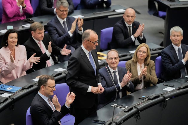 Ο ηγέτης των Χριστιανοδημοκρατών Φρίντριχ Μερτς, 2ος αριστερά, χειροκροτείται μετά την εκλογή του ως νέος καγκελάριος στο γερμανικό ομοσπονδιακό κοινοβούλιο, Bundestag, στο κτίριο του Ράιχσταγκ στο Βερολίνο, Γερμανία, Τρίτη 6 Μαΐου 2025. (AP Photo/Markus Schreiber)