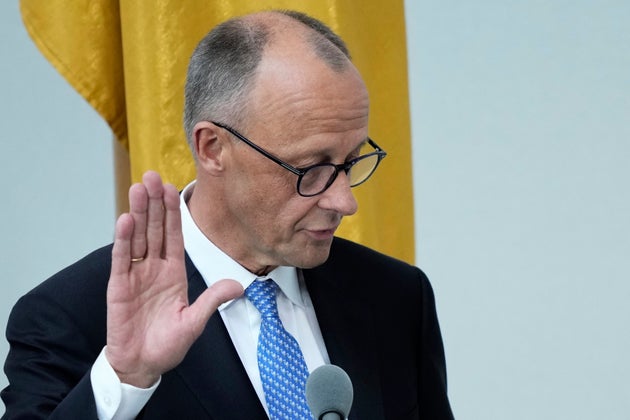 Ο Φρίντριχ Μερτς δίνει τον όρκο ενώπιον της προέδρου του Κοινοβουλίου Τζούλια Κλόεκνερ μετά την εκλογή του ως νέος καγκελάριος στο γερμανικό ομοσπονδιακό κοινοβούλιο, Bundestag, στο κτίριο του Ράιχσταγκ στο Βερολίνο, Γερμανία, Τρίτη 6 Μαΐου 2025...(AP Photo/Ebrahim Noroozi)