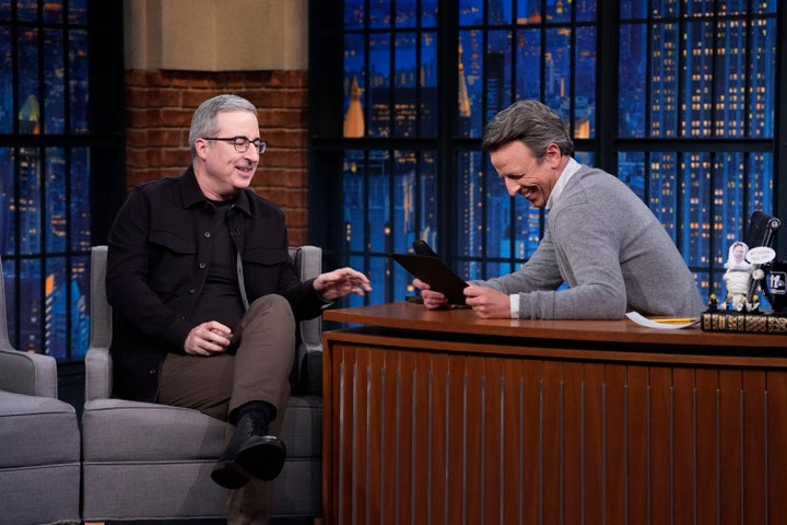 O comediante John Oliver, com Seth Meyers, em 5 de maio.