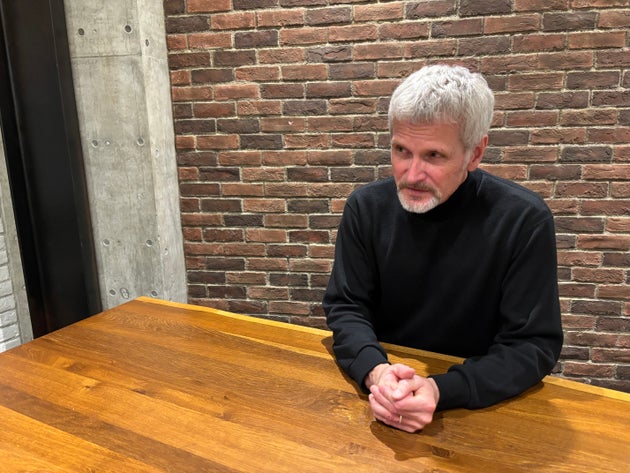 ハフポストのインタビューに応えるサロペック氏