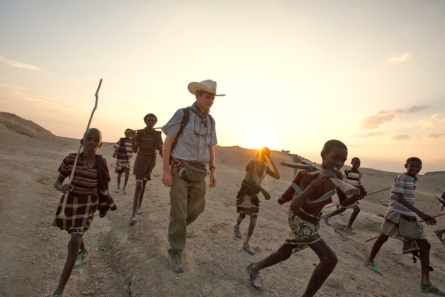 エチオピアを歩くサロペック氏を囲む子どもたち