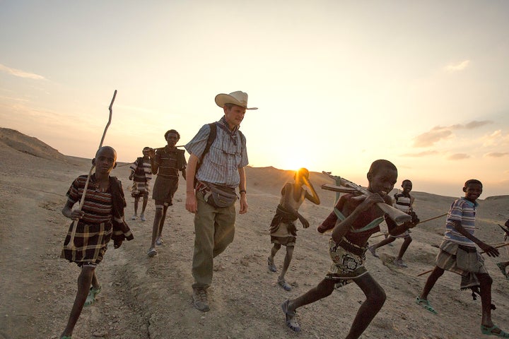 エチオピアを歩くサロペック氏を囲む子どもたち
