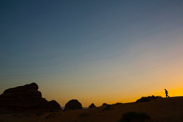 サウジアラビアにある世界遺産マダリン・サーレハを歩くサロペック氏