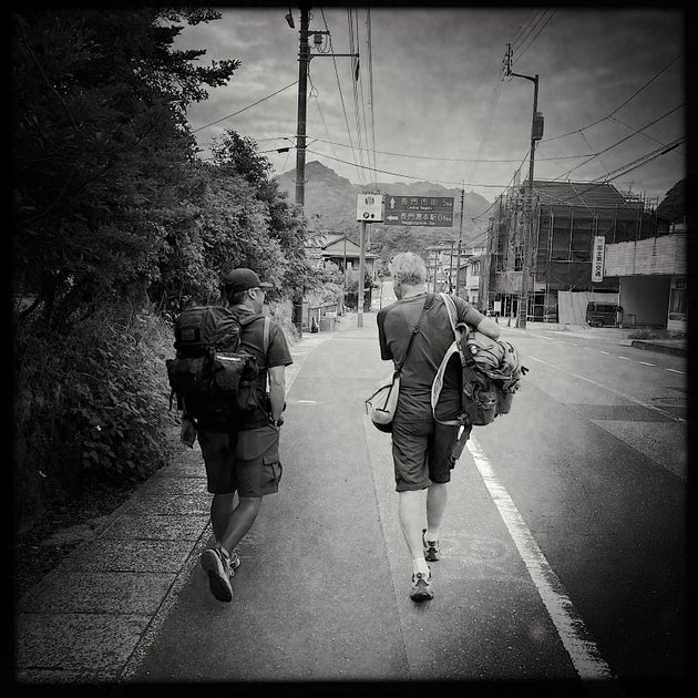 日本を歩くサロペック氏（右）と日本でのウォーキングパートナーを務める写真家の郡山総一郎氏（右）