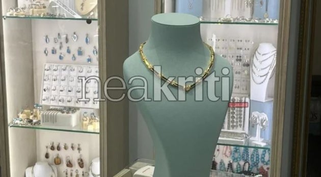 Το κολιέ των 6.000 ευρώ δεν ήταν απλώς εντυπωσιακό – ήταν και το αντικείμενο μιας καλοσχεδιασμένης κλοπής.