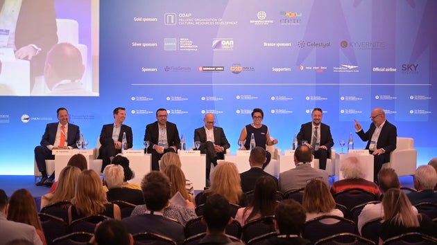 (από αριστερά προς δεξιά) Μηνάς Παπαδάκης, Διευθύνων Σύμβουλος, Οργανισμός Λιμένος Ηρακλείου Α.Ε. Adam Sharp, Deputy Deal Director, Cruise Terminals International Μανώλης Αλευρόπουλος, VP, Marine Operations, Celebrity Cruises - Royal Caribbean Group Gianluca Suprani, Senior VP Port Development, MSC Cruises Isabelle Côté, International Terminal Operations Management Consultant, Virgin Voyages Aziz Güngör, Regional Director, East Med Ports, Global Port Holdings Nicky Guerrero, Secretary General, MedCruise