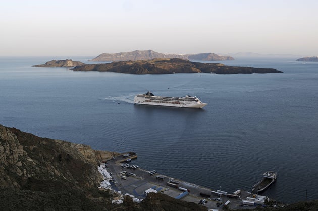 Kρουαζιερόπλοιο φτάνει στο λιμάνι του Αθηνιού στη Σαντορίνη, Ελλάδα, την Τετάρτη 16 Απριλίου 2025. Photographer: Jose Sarmento Matos/Bloomberg via Getty Images