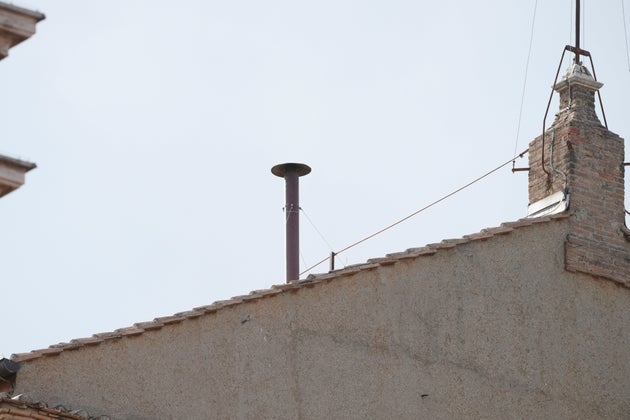 Η καμινάδα στην οροφή της Καπέλα Σιστίνα, κατά τη διάρκεια του κονκλαβίου για την εκλογή νέου πάπα - Βατικανό, Τετάρτη 7 Μαΐου 2025.