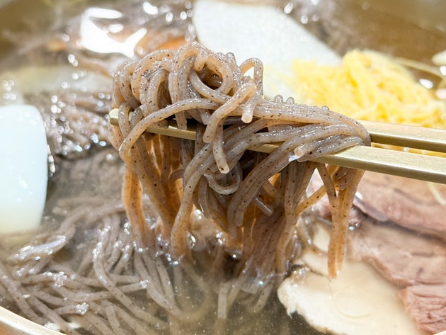繊細な「ソルヌン」の冷麺の麺！