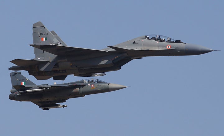 Ινδικά Su-30 MKI και Tejas (AP Photo/Aijaz Rahi)