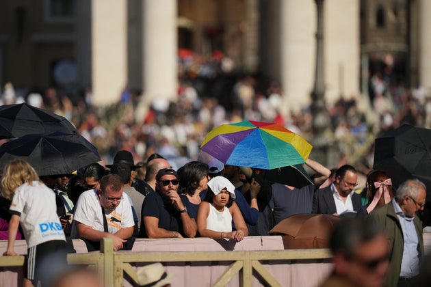 Πολίτες συγκεντρωμένοι στην πλατεία του Αγίου Πέτρου περιμένουν να δουν τον καπνό να βγαίνει από την καμινάδα της Καπέλα Σιξτίνα, όπου 133 καρδινάλιοι συγκεντρώνονται κατά τη δεύτερη ημέρα του κονκλάβιου για την εκλογή του διαδόχου του μακαρίτη Πάπα Φραγκίσκου, στο Βατικανό, Πέμπτη 8 Μαΐου 2025. (AP Photo/Alessandra Tarantino)