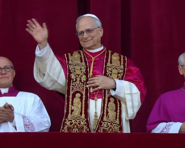 Ο νέος Πάπας ενώ χαιρετά το πλήθος