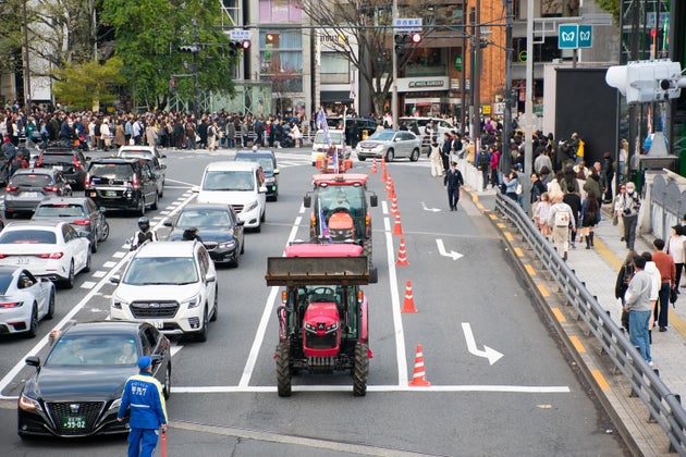 2025年3月30日に東京で行われた令和の百姓一揆。原宿駅前を走るトラクター