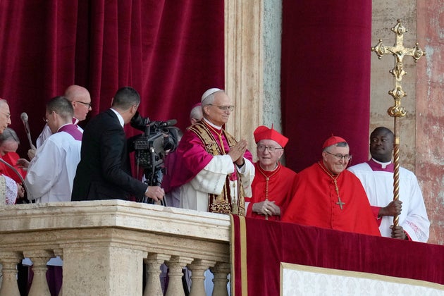 教皇に選出された後、サン・ピエトロ大聖堂のバルコニーに姿を現したレオ14世（2025年5月8日）