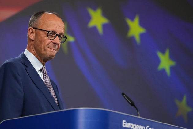 Ο καγκελάριος της Γερμανίας Φρίντριχ Μερτς απευθύνεται στα μέσα ενημέρωσης στην έδρα της ΕΕ στις Βρυξέλλες, Παρασκευή 9 Μαΐου 2025. (AP Photo/Virginia Mayo)