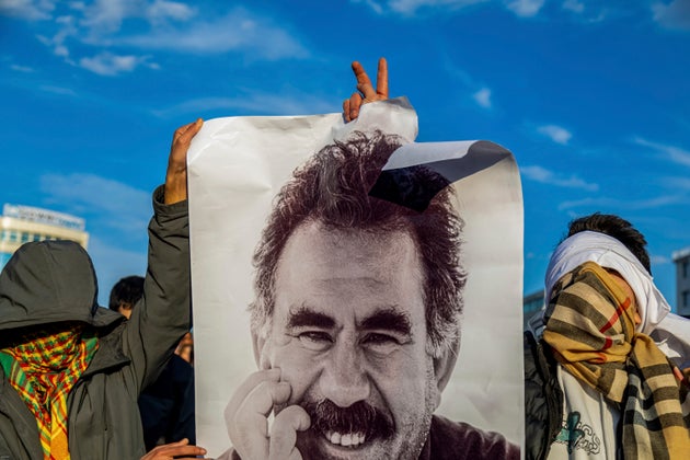 Διαδηλωτές κρατούν εικόνα του Αμπντουλάχ Οτσαλάν(AP Photo/Metin Yoksu, File)