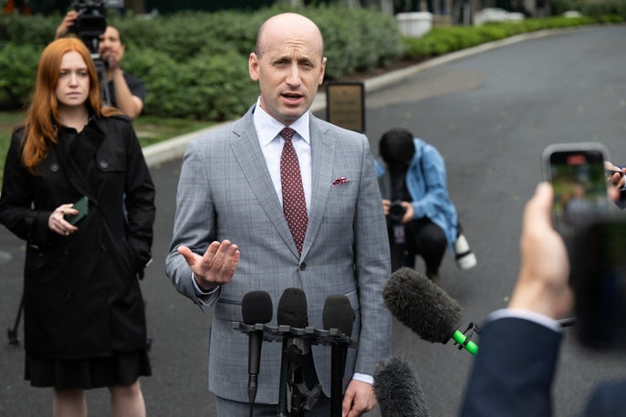 Trump announces the United Kingdom's trade agreement, attacks against judges continue: last updates