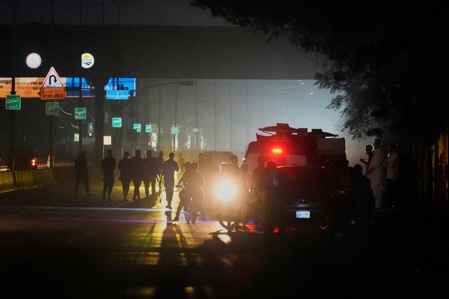 Πακιστανοί αστυνομικοί απομακρύνουν οχήματα και πολίτες από την κύρια είσοδο της βάσης Νουρ Χαν μετά από ινδικό πυραυλικό πλήγμα στο Ραβαλπίντι του Πακιστάν (AP Photo/Anjum Naveed)