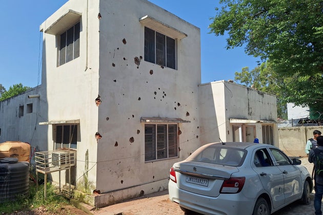 Κτίριο που έχει υποστεί ζημιές από πακιστανικά πυρά στο Ρατζούρι, στα σύνορα (AP Photo)
