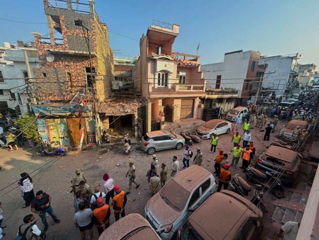 Διασώστες στο Τζαμού, μετά από πακιστανική επίθεση με drones (AP Photo/Channi Anand)