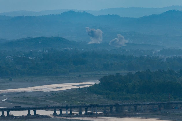 Καπνοί από έκρηξη στο Τζαμού (Photo by Anindito Mukherjee/Getty Images)