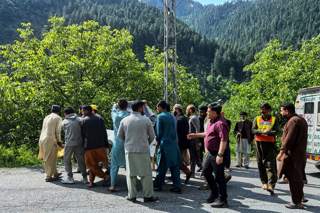 Μεταφορά πτώματος γυναίκας μετά από ινδικά πυρά τη νύχτα κοντά στο Σαχ Κοτ του πακιστανικού Κασμίρ (AP Photo/M.D. Mughal)