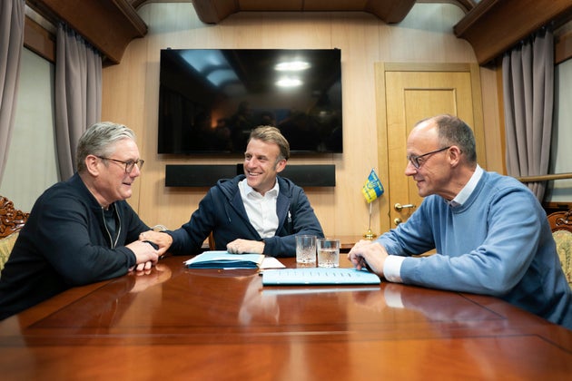 O Κιρ Στάρμερ, ο Εμανουέλ Μακρόν και ο Φρίντριχ Μερτς στο τρένο προς το Κίεβο(Stefan Rousseau/Pool Photo via AP)