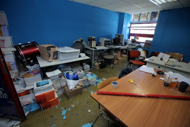 Εικόνα μετά από συμπλοκές και καταστροφές σε χώρους του Πανεπιστημίου Πειραιά το 2013