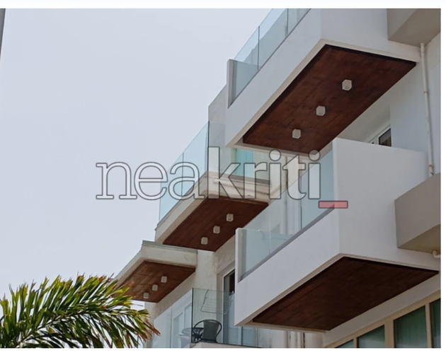 Βαρύς τραυματισμός 48χρονου τουρίστα από κατάρρευση μπαλκονιού με υαλοπίνακα στο Ηράκλειο.