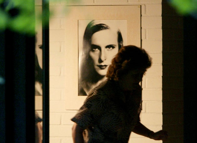 Φωτογραφία της Λένι Ρίφενσταλ στην κατοικία της στο Poecking. Το στιγμιότυπο τραβήχτηκε με την ανακοίνωση του θανάτου της, σε ηλικία 101 ετών, τον Σεπτέμβριο του 2003. (AP Photo/Jan Pitman, FILE)