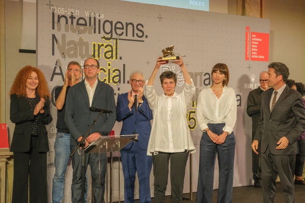 Στιγμιότυπο από την απονομή του Χρυσού Λέοντα στην 19η Μπιενάλε Αρχιτεκτονικής στη Βενετία. 