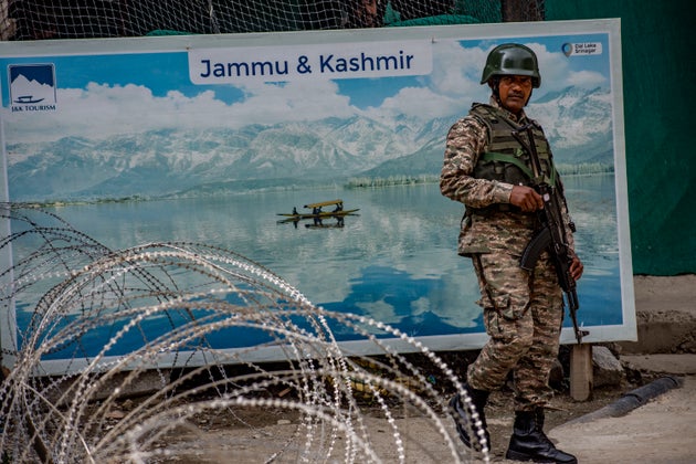 Ινδός παραστρατιωτικός στρατιώτης φρουρεί στο κέντρο της πόλης στις 10 Μαΐου 2025 στη Σριναγκάρ της Ινδίας.