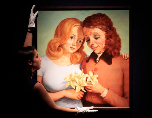 Ένας υπάλληλος του οίκου Christie's ρυθμίζει τον πίνακα 