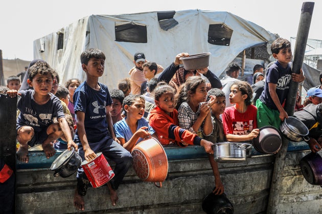 食料を求めてもみ合うパレスチナの子どもたち（ガザ・ハンユニス、2025年5月9日）