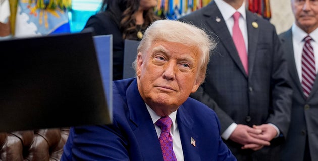 ホワイトハウスの大統領執務室で議会決議に署名するトランプ大統領（2025年5月9日）