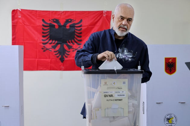 O πρωθυπουργός της Αλβανίας, Έντι Ράμα ασκεί το εκλογικό του δικαίωμα (11 Μαϊου 2025) 