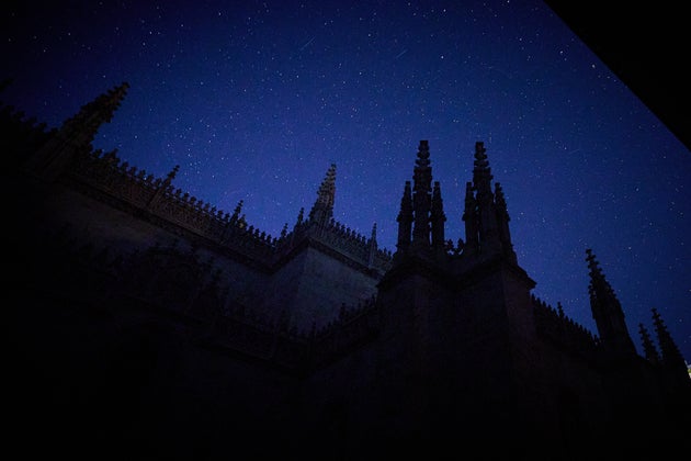 Ο έναστρος ουρανός είναι ορατός στη Γρανάδα της Ισπανίας, στις 28 Απριλίου 2025, με το Βασιλικό Παρεκκλήσι (όπου θάβονται οι Καθολικοί Μονάρχες) κατά τη διάρκεια της διακοπής ρεύματος που έπληξε την Ισπανία σε εθνικό επίπεδο. Διακοπή ρεύματος πλήττει την Ισπανία και την Πορτογαλία στην Ιβηρική Χερσόνησο από τις 12:00 μ.μ. της 28ης Απριλίου, επηρεάζοντας τις τηλεπικοινωνίες, τις μεταφορές, το διαδίκτυο και τα μέσα μαζικής μεταφοράς, καθώς και την καθημερινή ζωή των πολιτών. (Φωτογραφία: Fermin Rodriguez/NurPhoto μέσω Getty Images)