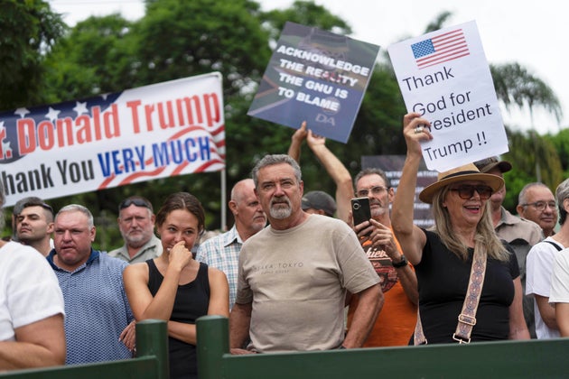 Λευκοί Νοτιοαφρικανοί διαδηλώνουν υπέρ του Αμερικανού προέδρου Ντόναλντ Τραμπ μπροστά από την πρεσβεία των ΗΠΑ στην Πρετόρια της Νότιας Αφρικής, 15 Φεβρουαρίου 2025. (