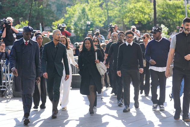 Οικογένεια και υποστηρικτές του Σον«Diddy» Κομς, συμπεριλαμβανομένων των γιων του Κούινσι Μπράουν, δεύτερος από αριστερά, και Τζάστιν Κομπς, τρίτος από δεξιά, φτάνουν στο δικαστήριο στη Νέα Υόρκη, Δευτέρα 12 Μαΐου 2025. (AP Photo/Seth Wenig)