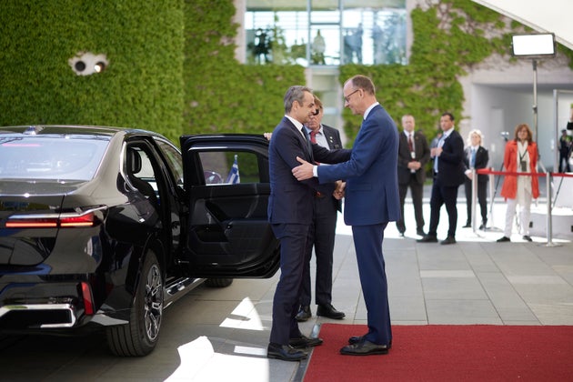 Ο Φριντριχ Μερτς υποδέχεται τον Κυριάκο Μητσοτακη στο Βερολίνο