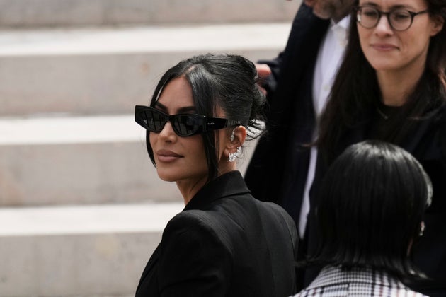 Η Kim Kardashian, αριστερά, φτάνει για να καταθέσει σχετικά με τη ληστεία κοσμημάτων αξίας πολλών εκατομμυρίων δολαρίων από το δωμάτιο του ξενοδοχείου της στο Παρίσι το 2016, στο Παρίσι, Τρίτη 13 Μαΐου 2025. (AP Photo/Aurelien Morissard)