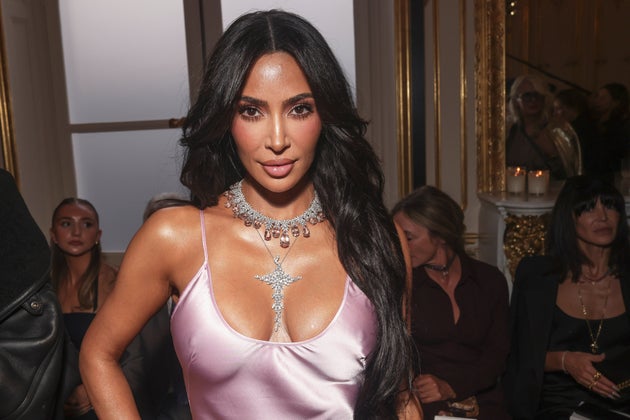 FILE - Η Kim Kardashian παρευρίσκεται στην παρουσίαση της γυναικείας συλλογής μόδας Άνοιξη/Καλοκαίρι 2024 της Victoria Beckham στις 29 Σεπτεμβρίου 2023 στο Παρίσι. (AP Photo/Vianney Le Caer, File)