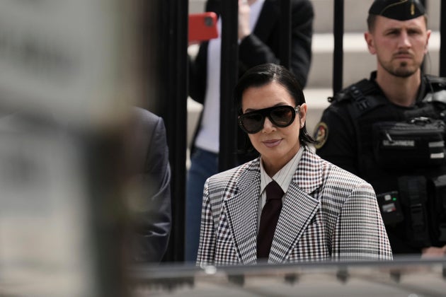 Η Kris Jenner, στο κέντρο, η μητέρα της Kim Kardashian, φτάνει για μια δίκη σχετικά με τη ληστεία εκατομμυρίων δολαρίων σε κοσμήματα από το δωμάτιο ξενοδοχείου της Kim Kardashian στο Παρίσι το 2016, στο Παρίσι, Τρίτη 13 Μαΐου 2025. (AP Photo/Aurelien Morissard)