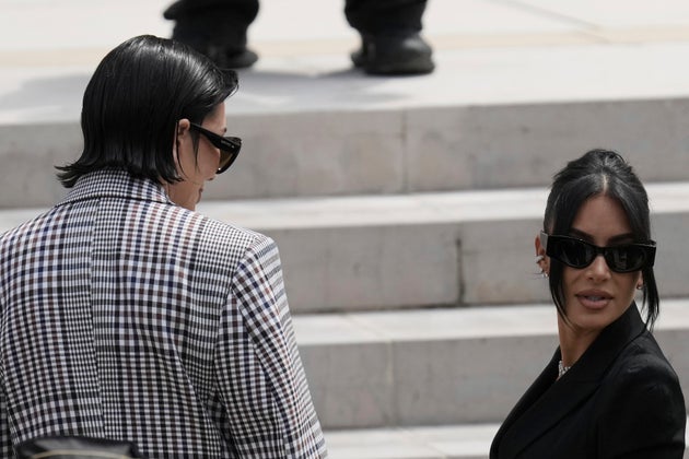 Η Kim Kardashian, δεξιά, συνοδευόμενη από τη μητέρα της Kris Jenner ανεβαίνει τα σκαλιά του μεγαρου της δικαιοσύνης καθώς φτάνει για να καταθέσει σχετικά με τη ληστεία κοσμημάτων εκατομμυρίων δολαρίων από το δωμάτιο του ξενοδοχείου της στο Παρίσι το 2016, στο Παρίσι, Τρίτη 13 Μαΐου 2025. (AP Photo/Aurelien Morissard)