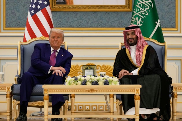 Ο πρόεδρος Ντόναλντ Τραμπ και ο Σαουδάραβας διάδοχος πρίγκιπας, Μοχάμεντ μπιν Σαλμάν μιλούν κατά τη διάρκεια συνάντησης στο Βασιλικό Παλάτι στο Ριάντ της Σαουδικής Αραβίας - Τρίτη 13 Μαΐου 2025 (AP Photo/Alex Brandon)