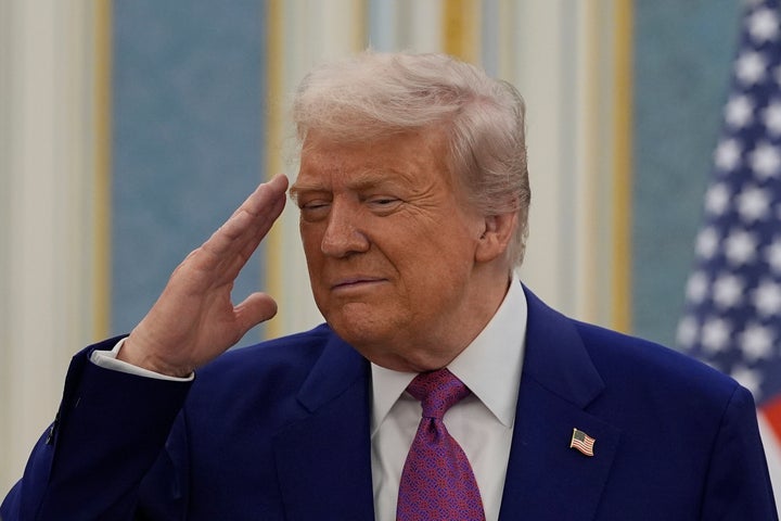 O presidente Donald Trump saúda a delegação do príncipe herdeiro da Saudita Mohammed Bin Salman na terça -feira no Royal Palace, em Riyadh.