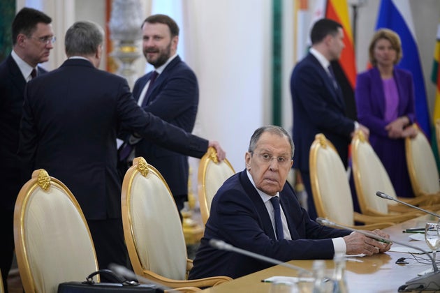 Ο Ρώσος υπουργός Εξωτερικών Σεργκέι Λαβρόφ παρακολουθεί πριν από τη συνάντηση μεταξύ του Ρώσου προέδρου Βλαντιμίρ Πούτιν και του προέδρου της Ζιμπάμπουε Έμερσον Μνανγκάγκουα στο Μεγάλο Παλάτι του Κρεμλίνου στη Μόσχα, Ρωσία, το Σάββατο 10 Μαΐου 2025, κατά τη διάρκεια των εορτασμών για την 80ή επέτειο της νίκης της Σοβιετικής Ένωσης επί της ναζιστικής Γερμανίας κατά τη διάρκεια του Β' Παγκοσμίου Πολέμου. (AP Photo/Pavel Bednyakov, Pool)