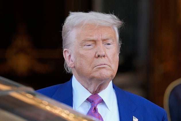 Ο πρόεδρος Ντόναλντ Τραμπ κοιτάζει καθώς φεύγει από το βασιλικό παλάτι μετά την τελετή υπογραφής με τον Σαουδάραβα πρίγκιπα διάδοχο Μοχάμεντ μπιν Σαλμάν στο Ριάντ της Σαουδικής Αραβίας, Τρίτη 13 Μαΐου 2025. (AP Photo/Alex Brandon)