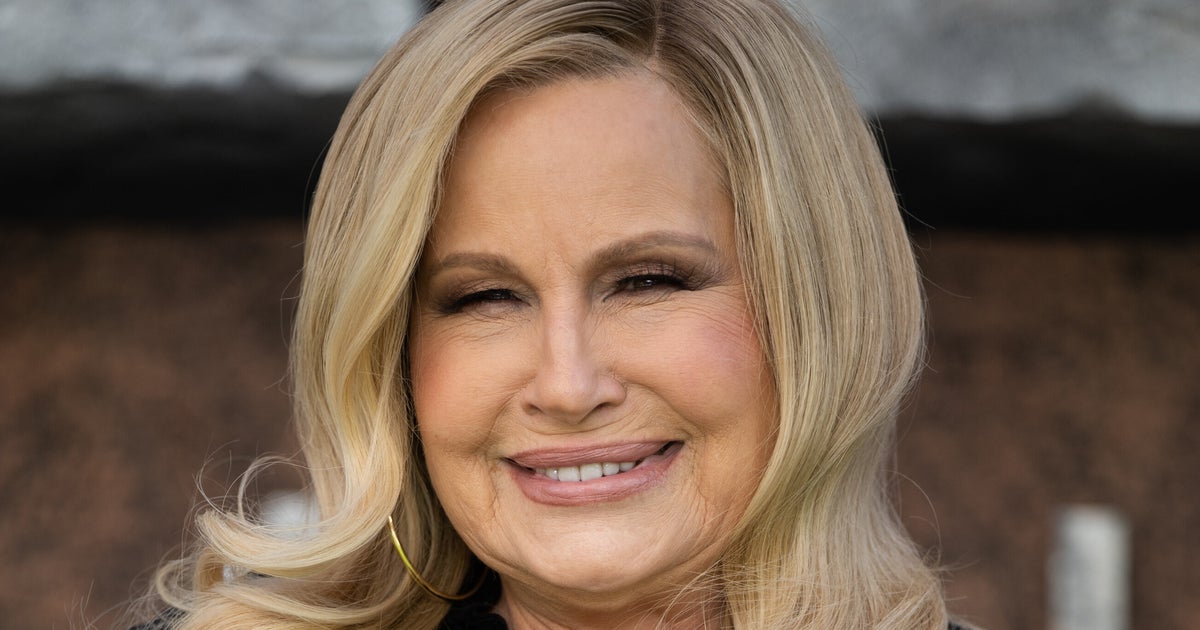 Jennifer Coolidge Shares 1 Heartfelt Message To Graduates In Dramatic Commencement Speech